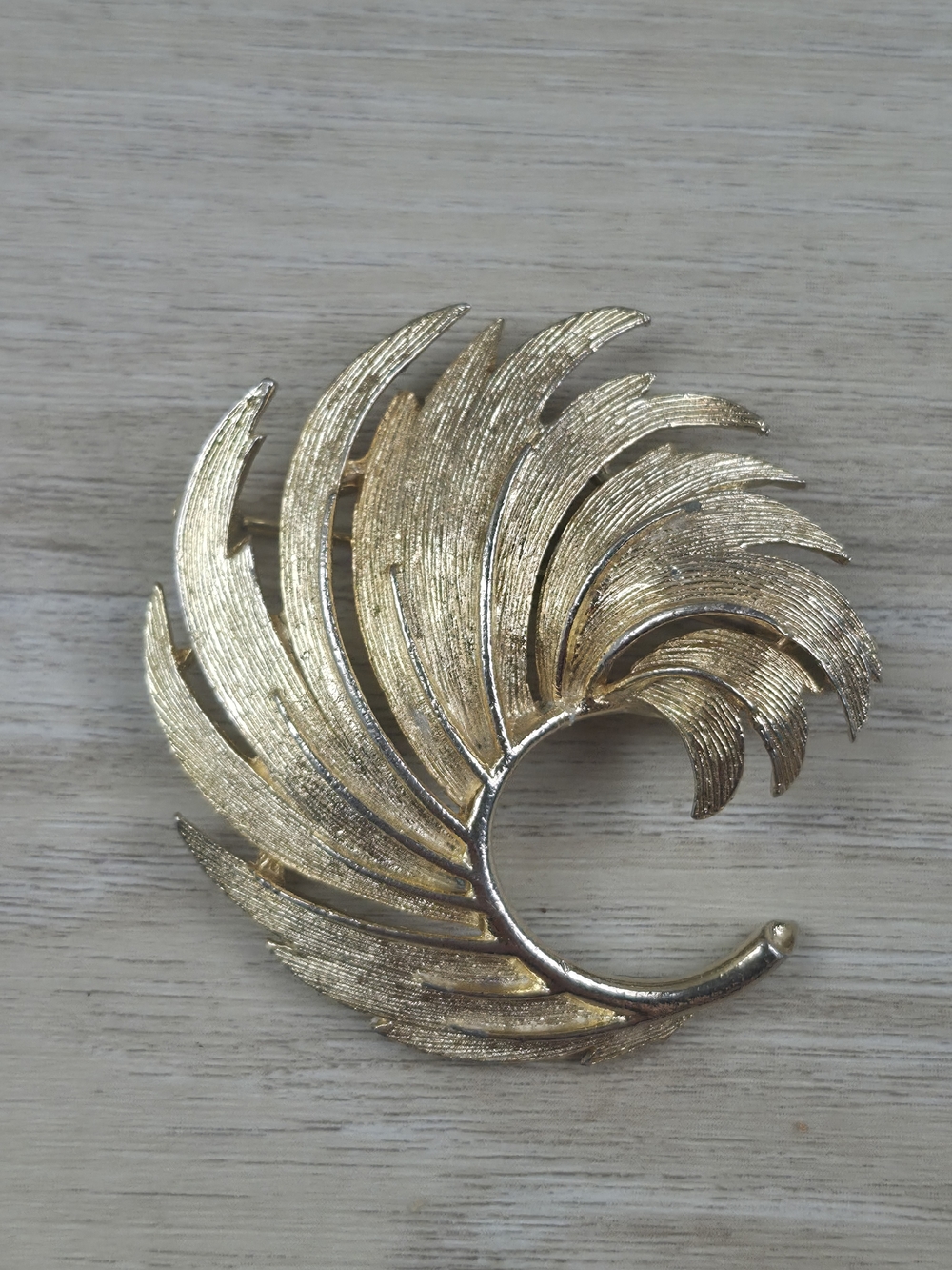 ​Vintage LISNER Signed Brushed Gold Leaf Wreath Brooch Pin Circle 1960s